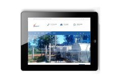 Site novo da Reat em um tablet deitado.