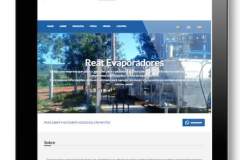 Site novo da Reat em um tablet em pé. Site novo da Reat em um tablet em pé.