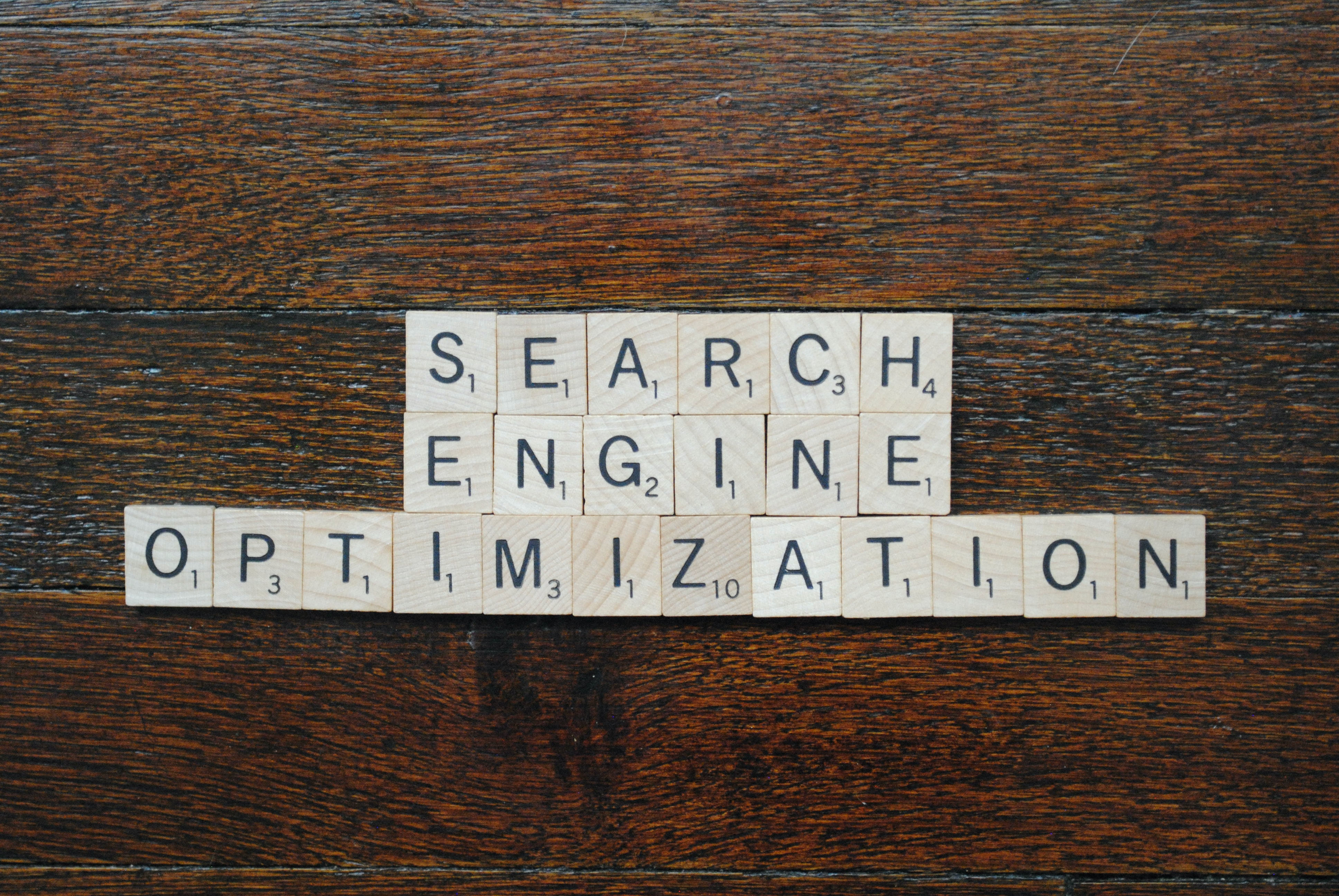 Imagem que mostra um letreiro escrito sarch engine optimization