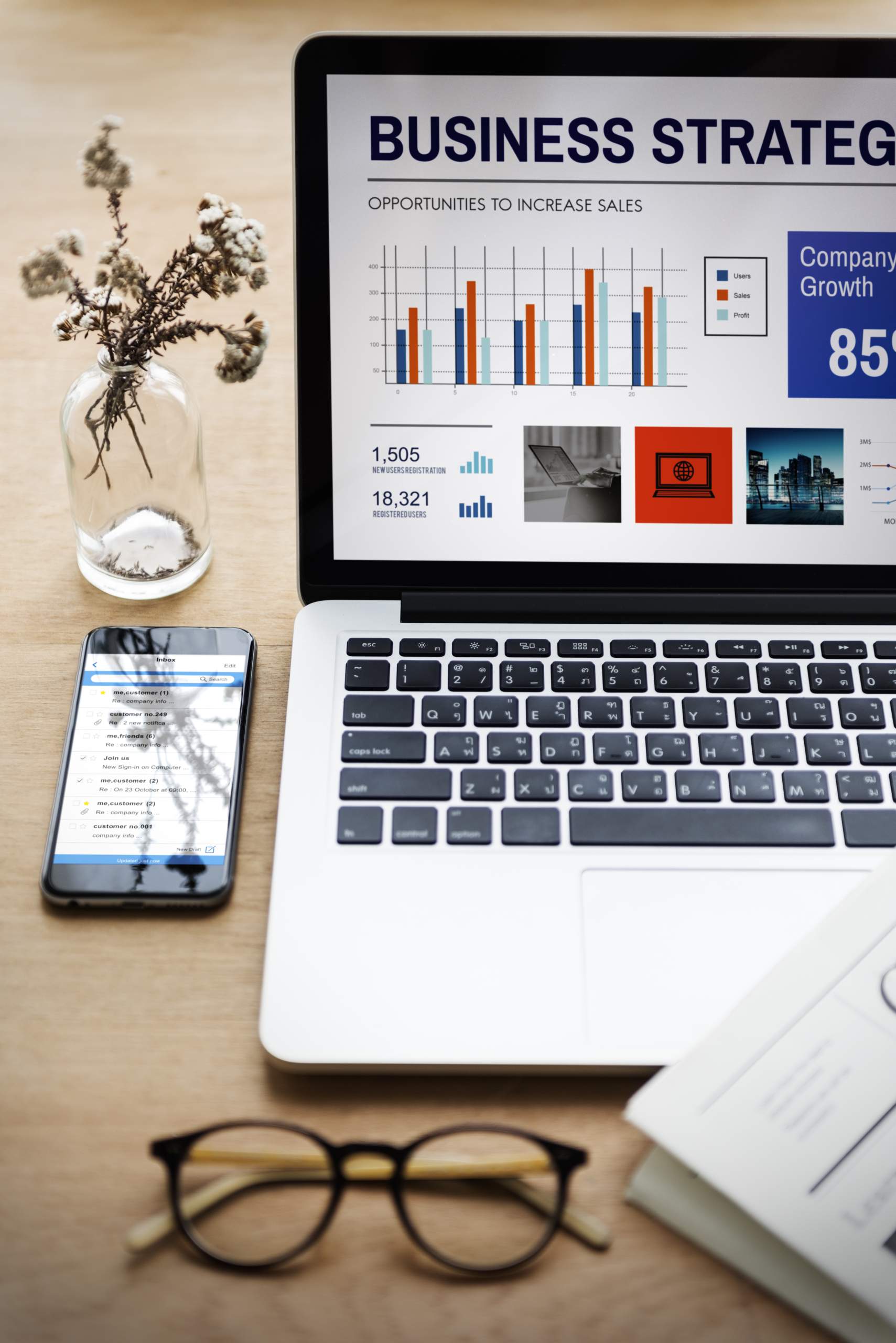 Imagem que mostra um notebook com um plano de estratégia.