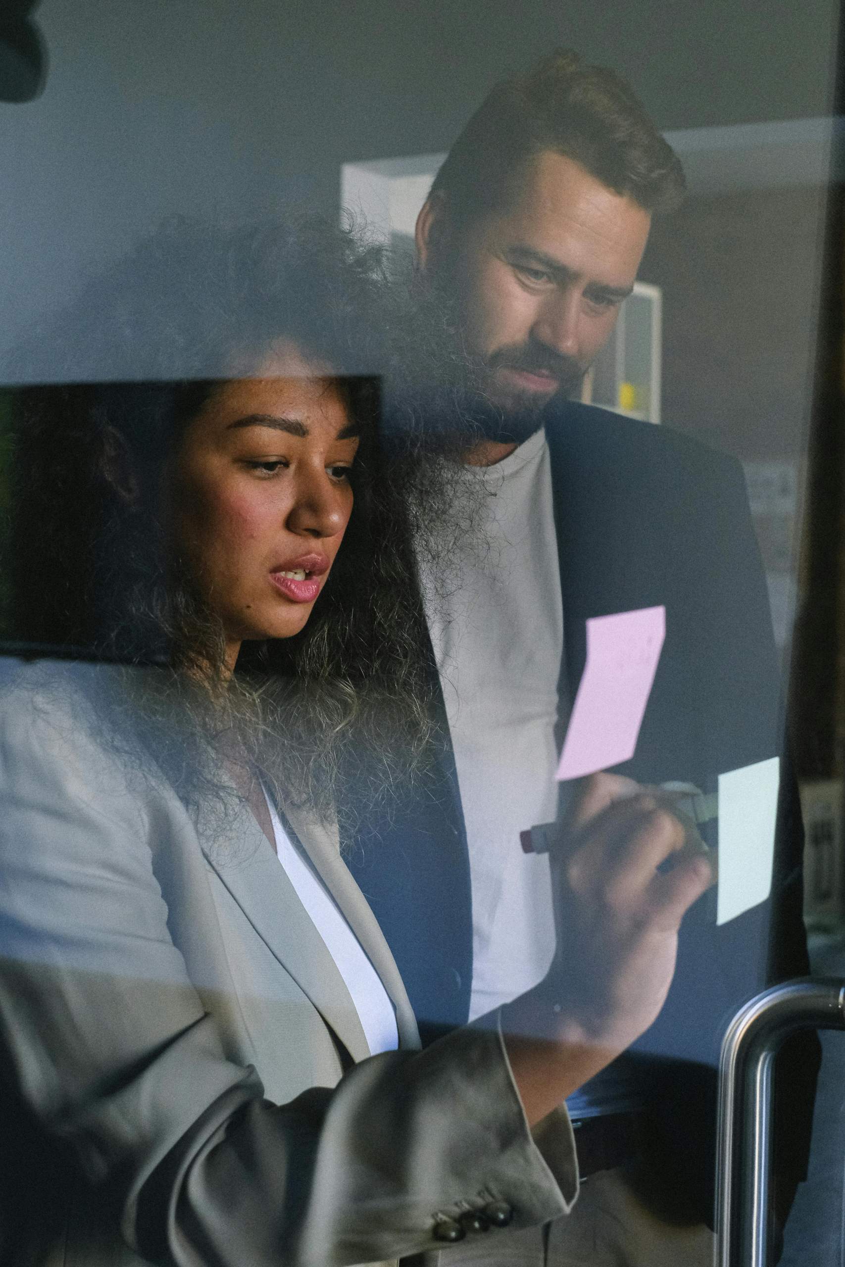 Imagens que mostra das pessoas organizando post-it